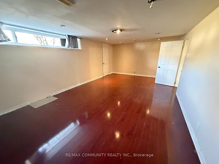 52 Grassington Cres #BASEMENT — Photo 7