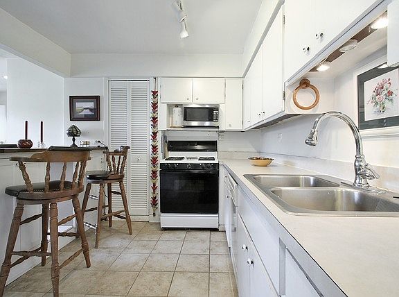 3rd image of 2700 Park Ln