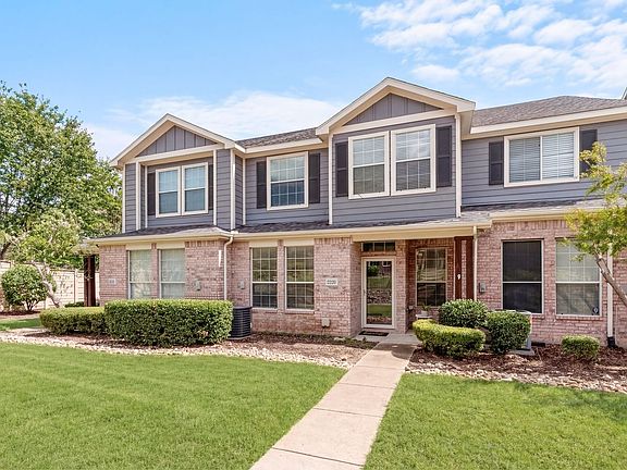 Updated and move in ready! Welcome to the quiet enclave of townhomes at Stoneleigh Place