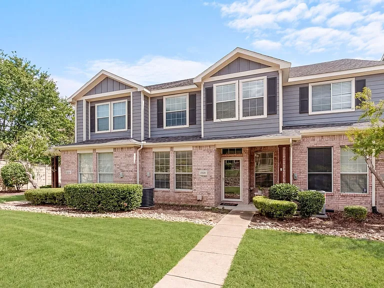 Updated and move in ready! Welcome to the quiet enclave of townhomes at Stoneleigh Place