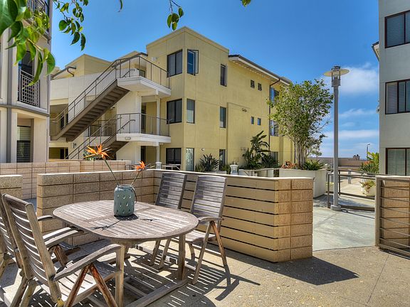 3rd image of 5444 La Jolla Blvd