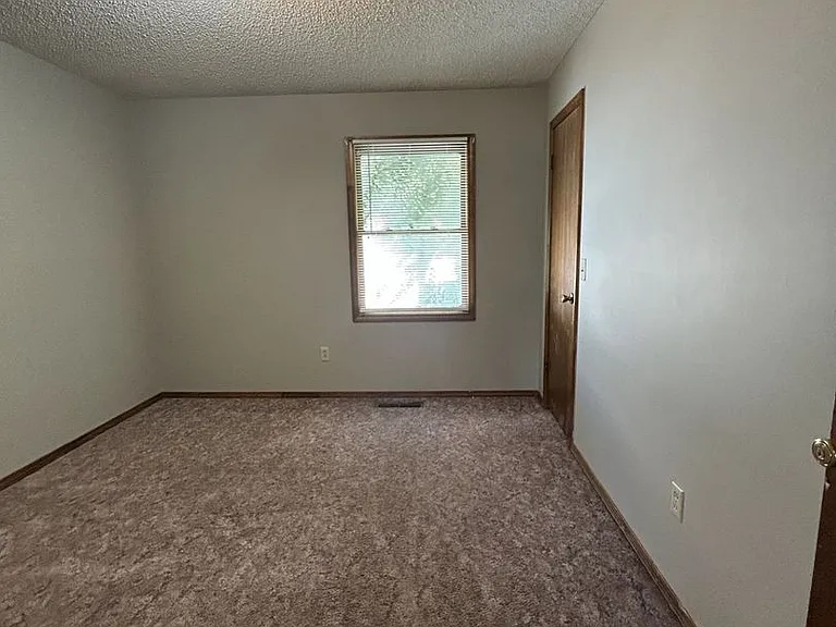 207 E Carlton St — Photo 8