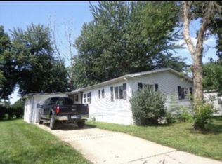 44 Maple Ln, Sandwich, IL 60548