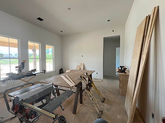 4th image of 178 Marilyn Ln