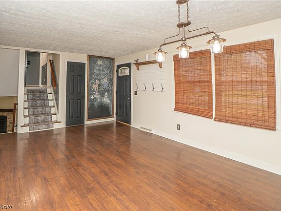 5th image of 10288 Hunting Hills Ave NE