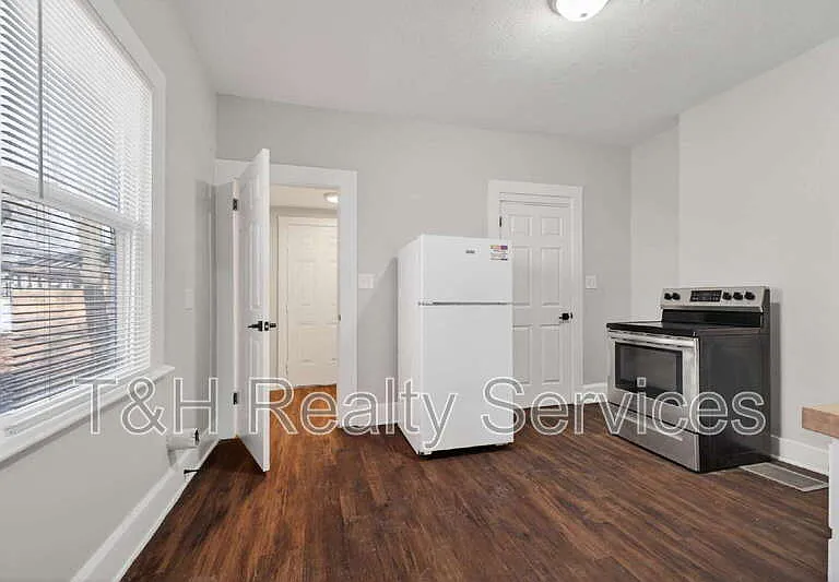 926 W 32nd St — Photo 14