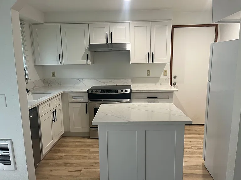 2780 Oxford St — Photo 4