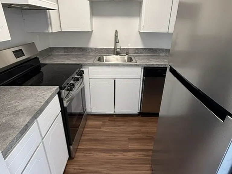 2512 Bayview Apartments — Photo 18