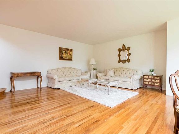 4th image of 36 Oak Ln