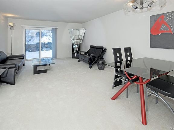 4th image of 40 Underhill Dr