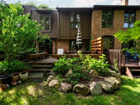 1028 Greenhills Dr, Ann Arbor, MI 48105