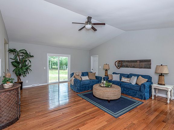 5th image of 321 Summercourt Dr