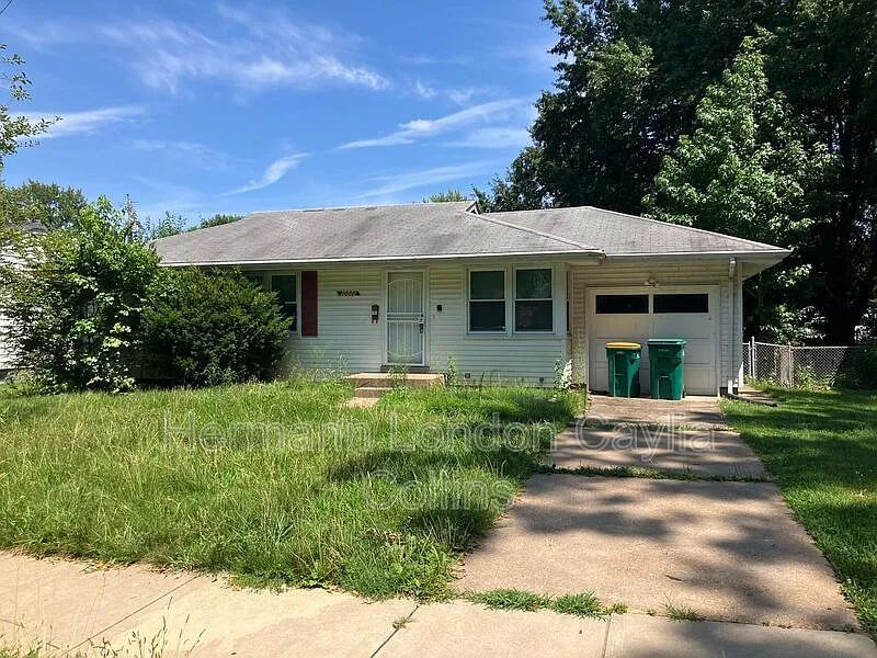 3 bed, 1.0 bath, 912 sqft, $1,375 — Photo 1