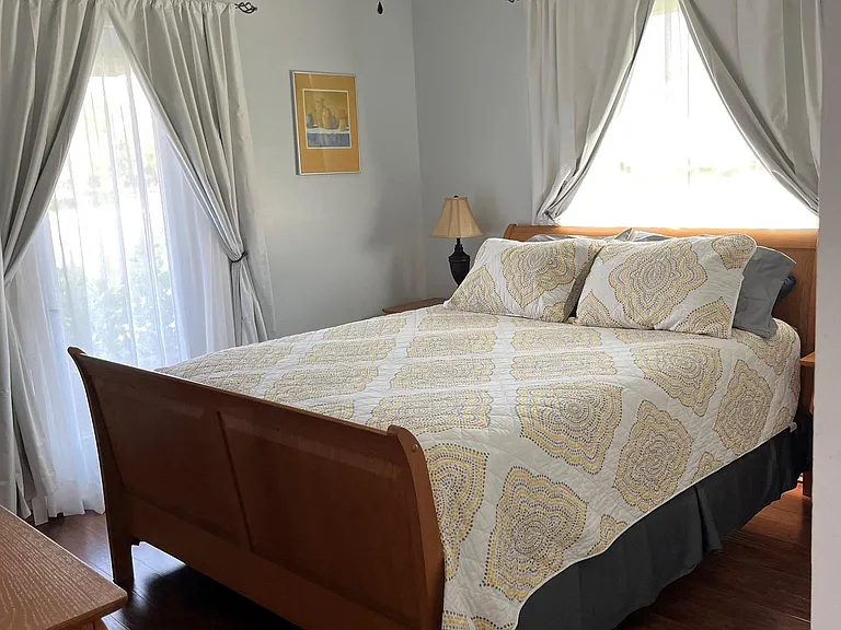 2nd bedroom with queen