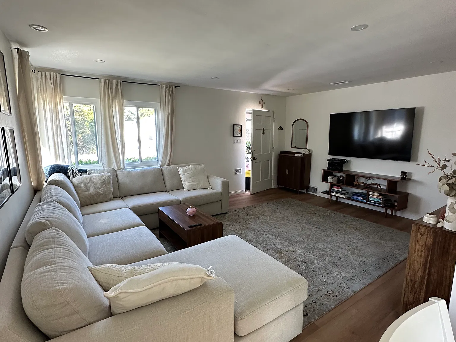 3 bed, 1102 sqft, $5,990 — Photo 3