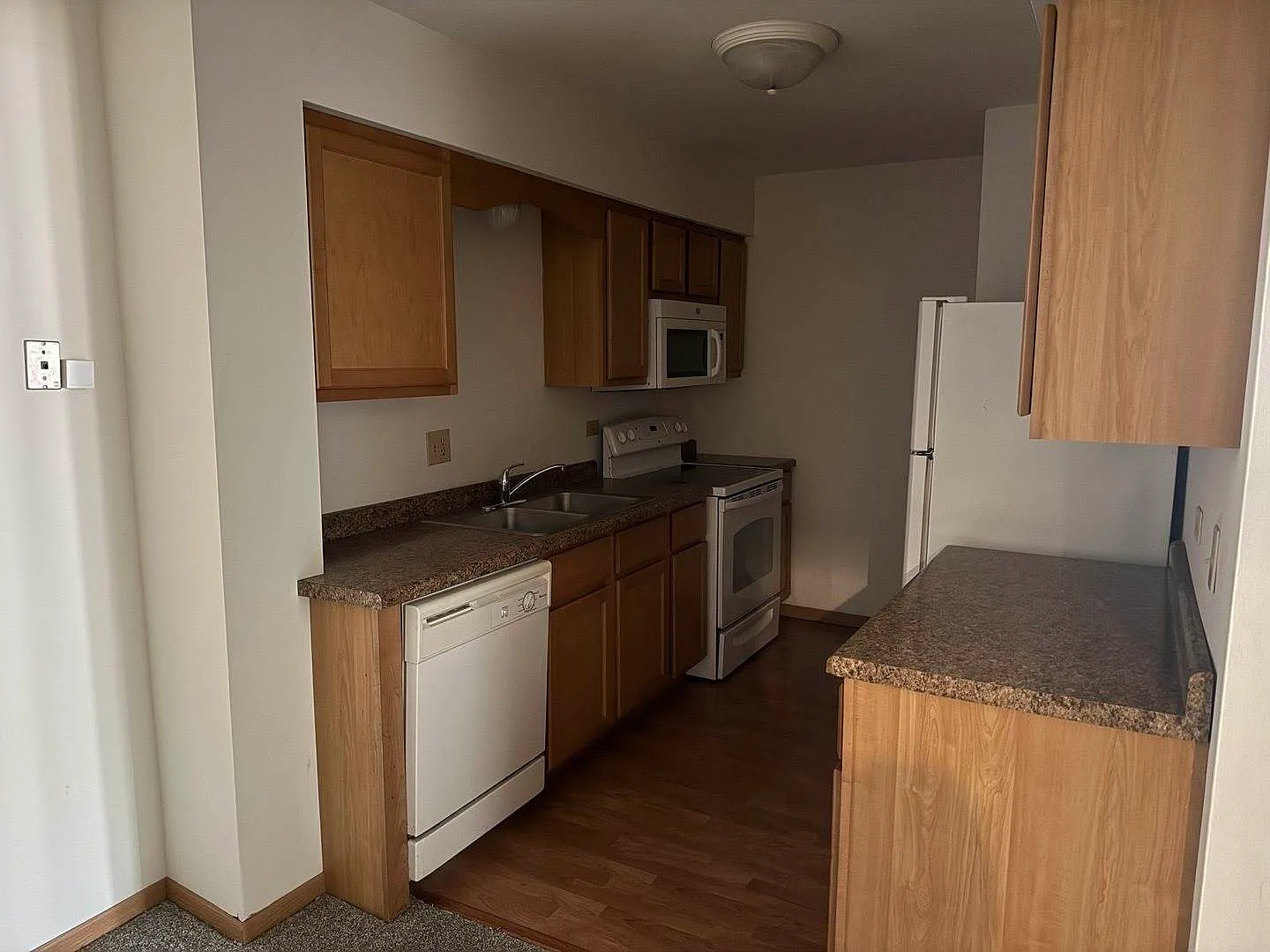 2 bed, 900 sqft, $1,525 — Photo 2