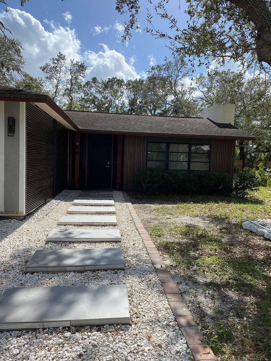 Photo 1 of 32 - 2156 Wisteria St - Sarasota, FL Primary Photo - 2156 Wisteria St