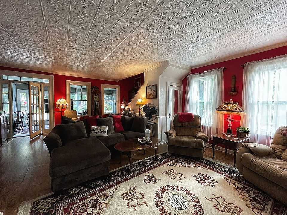 Spacious living room