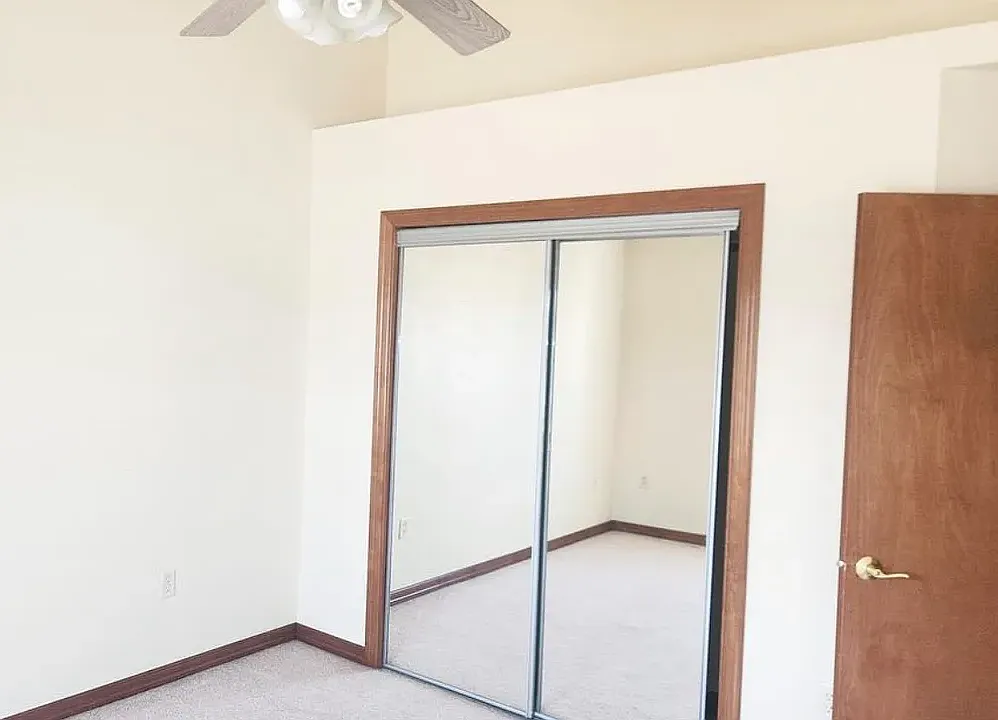 4 bed, 2.5 bath, 2400 sqft, $2,400 — Photo 2