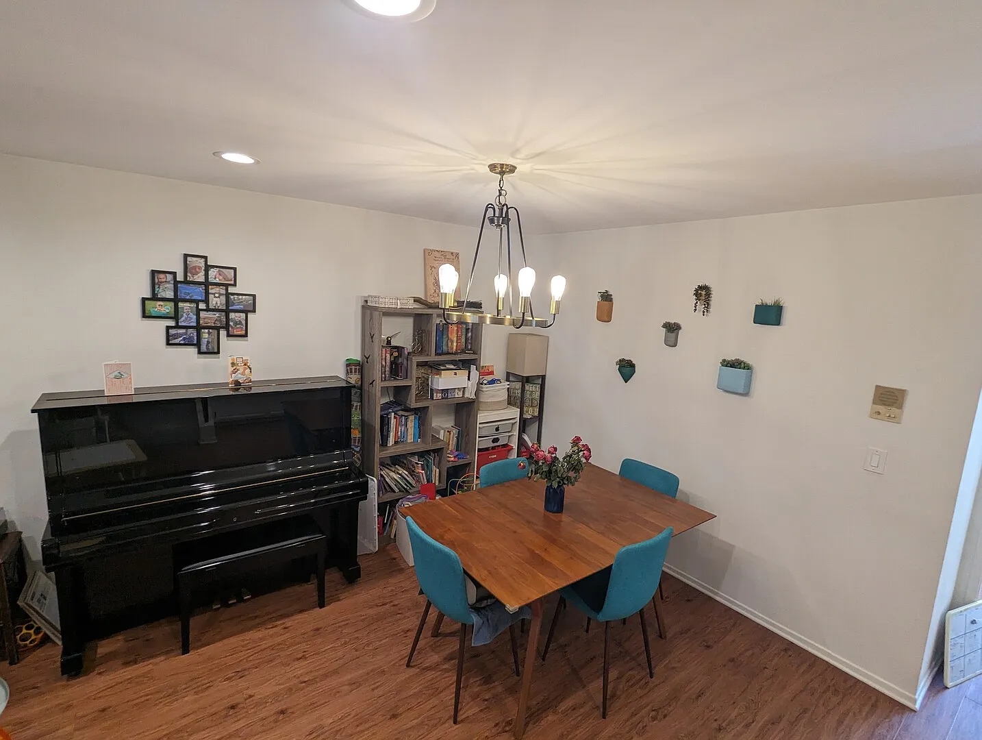 Cozy and Spacious 2 Bedroom plus Office Townhome — Photo 2