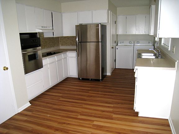 3rd image of 539 Sussex Ct