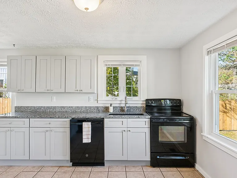 140 & 142 Sawyer Street — Photo 10