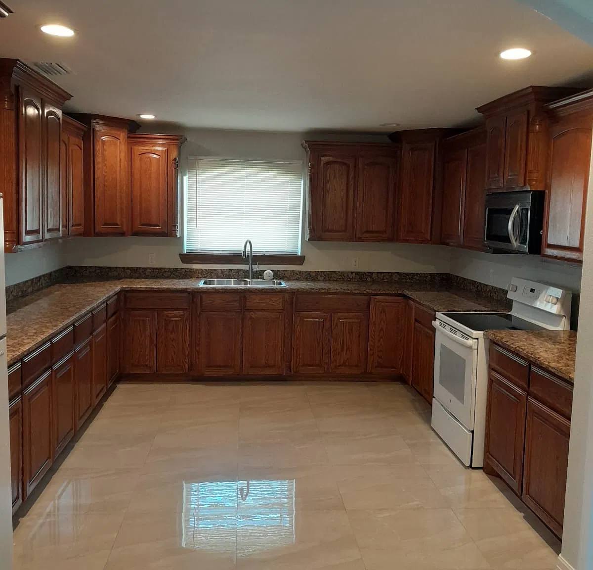 3 bed, 2.5 bath, 1587 sqft, $1,850 — Photo 2