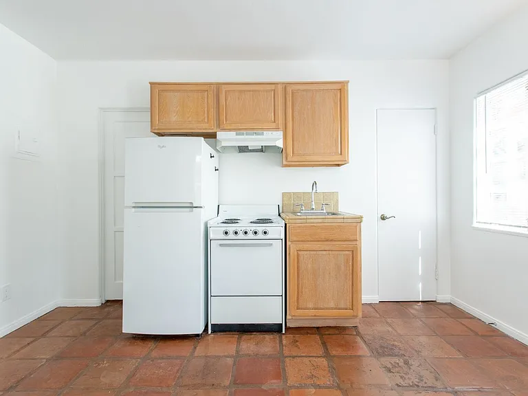 140 E. Tamarisk Road — Photo 7