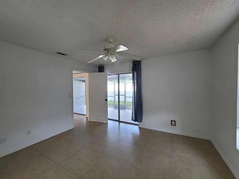 702 SE 47th St #3 — Photo 10