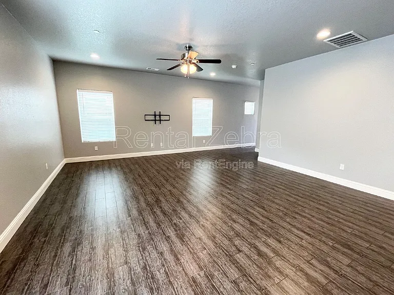 552 Granada Ct — Photo 8