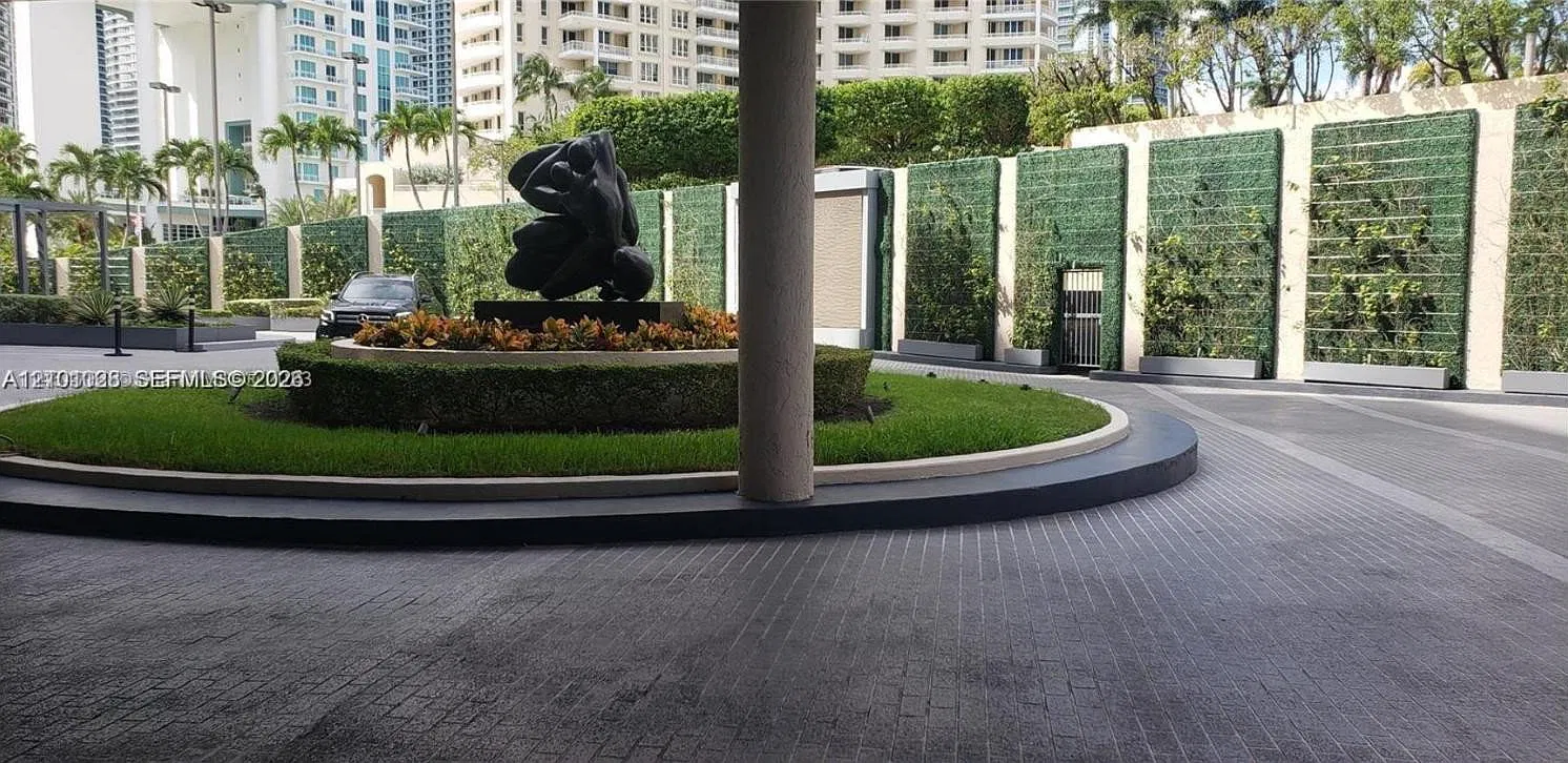 540 Brickell Key Dr — Photo 3
