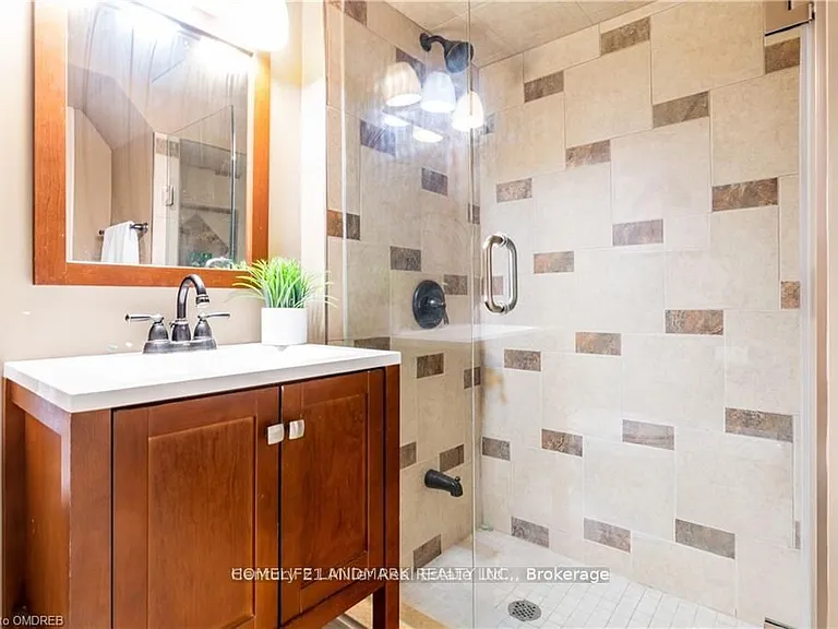 2384 Parkglen Ave — Photo 9