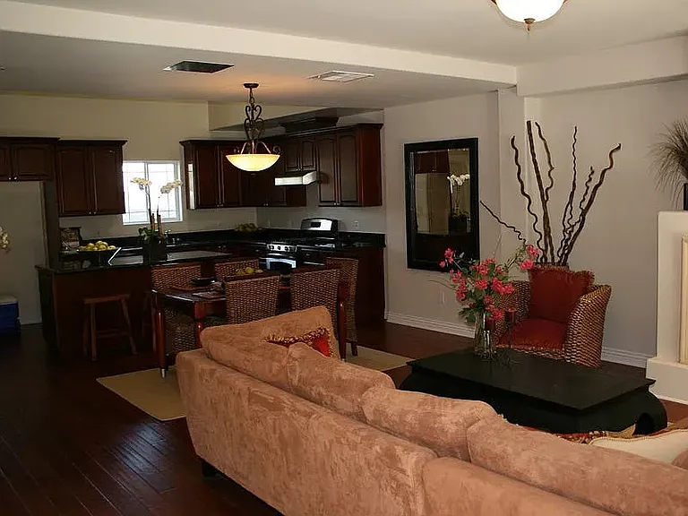 615 S Wilton Pl — Photo 4