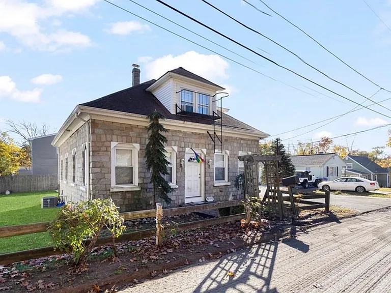 25 Kiley St #2 — Photo 1