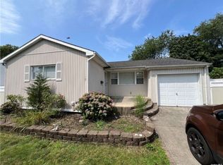 37 Andover Ln, Hicksville, NY 11801