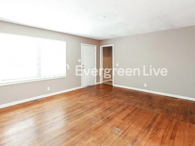 1329 Cheyenne St — Photo 3