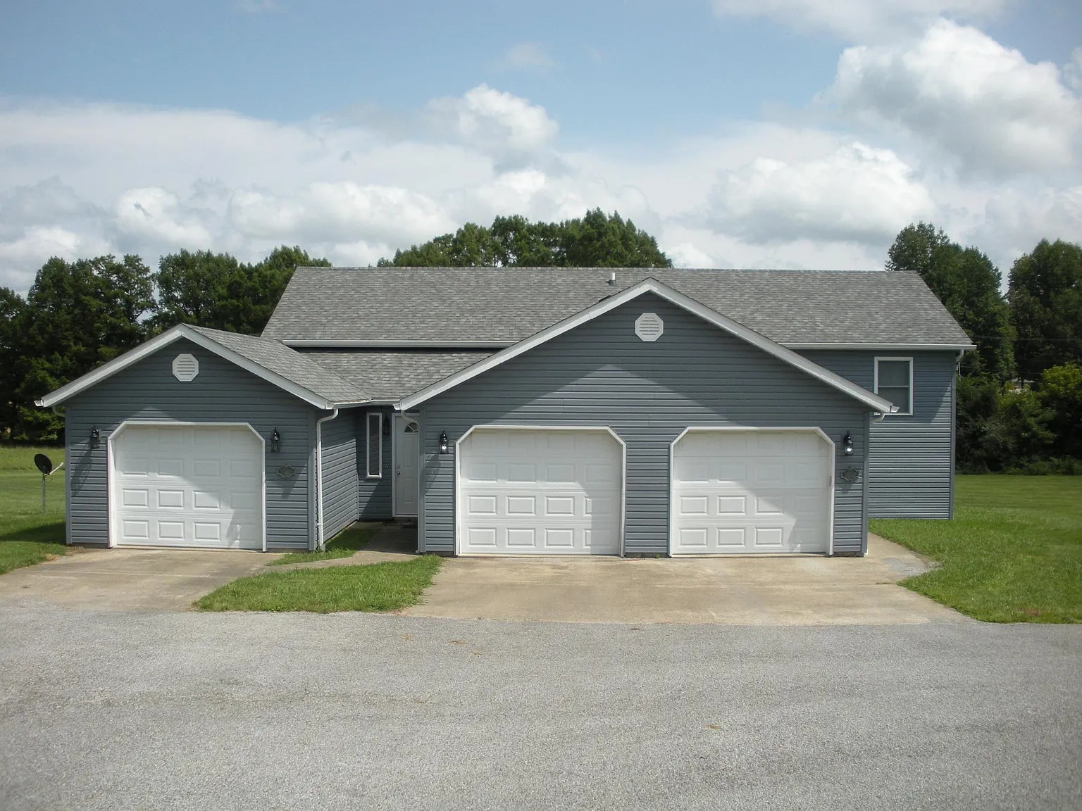 3 bed, 1000 sqft, $950 — Photo 1