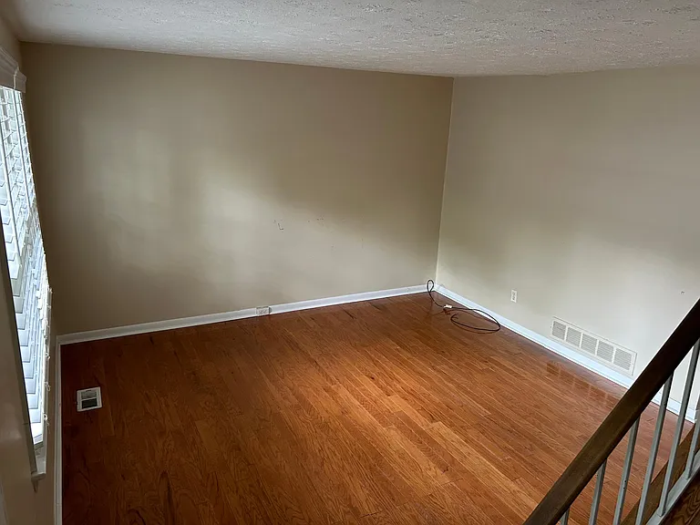 406 Hickory Cir — Photo 3