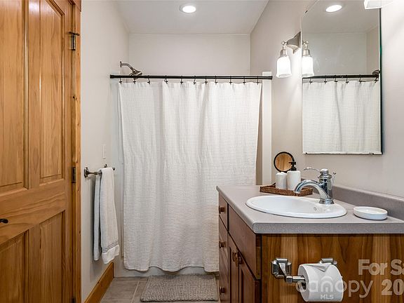 30th image of 10 Dogwood Hills Ln #12