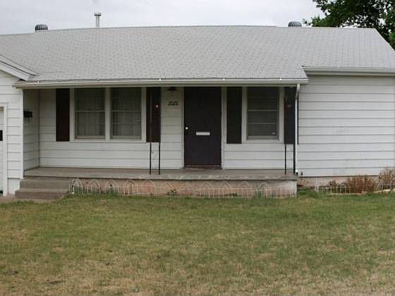 1st image of 2028 Oak Dr
