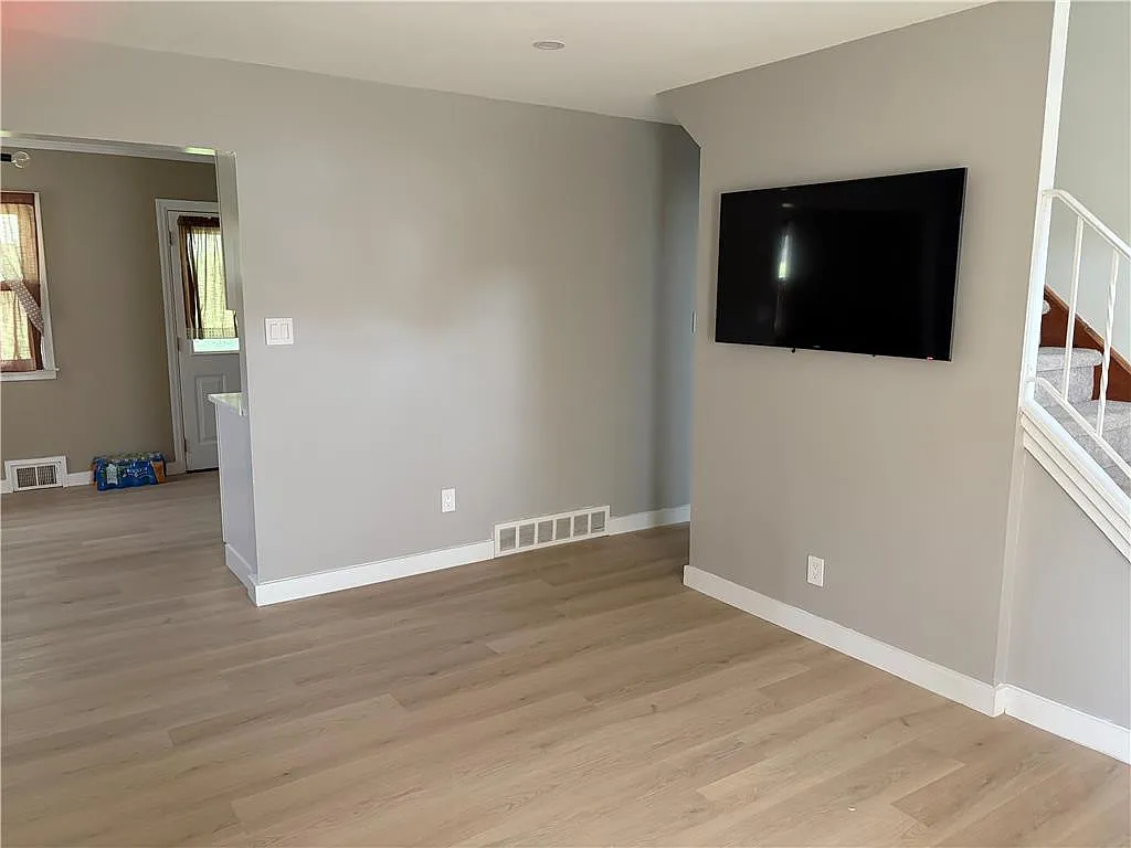 4 bed, 1.5 bath, 2061 sqft, $3,000 — Photo 4