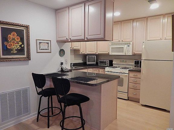 3rd image of 109 Morley Cir