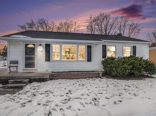 645 Center Rdg, South Lyon, MI 48178