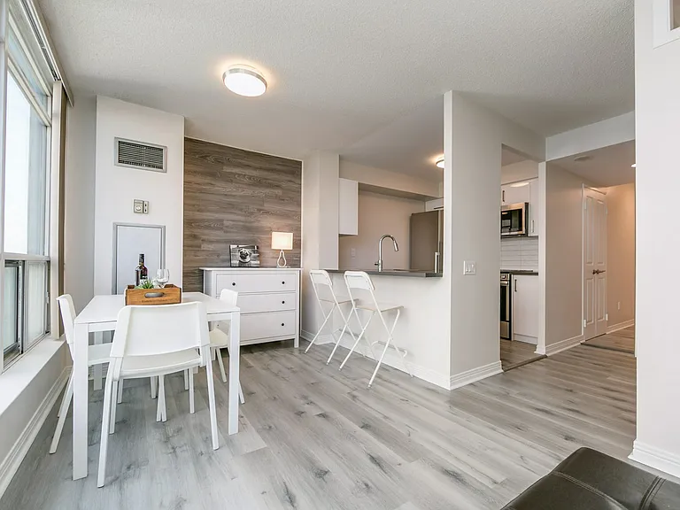 942 Yonge St #804 — Photo 1