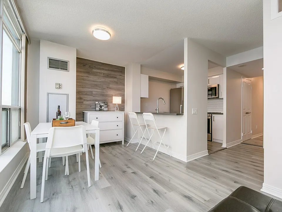 942 Yonge St #804