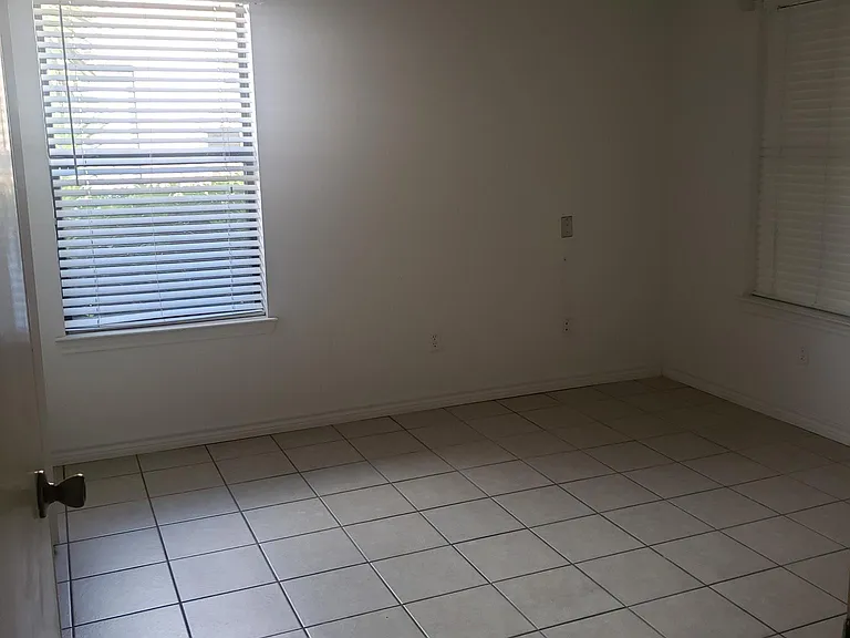 1000 Camelot Dr — Photo 16