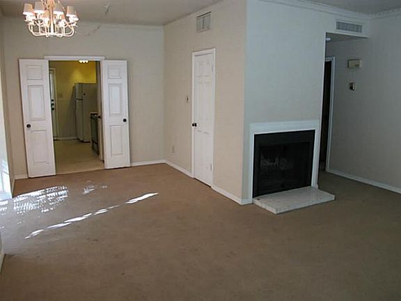 5th image of 4405 Bellaire Dr S APT 221