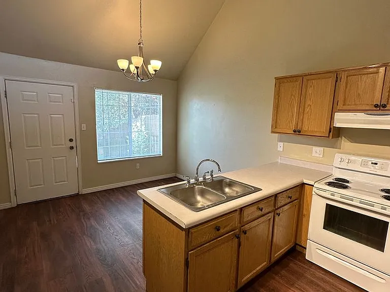 303 Hacienda Ct — Photo 6