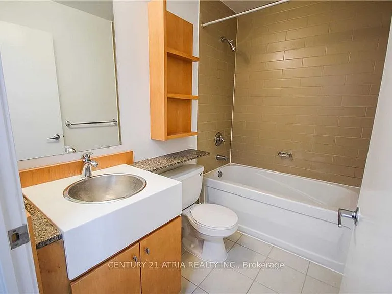 9 Spadina Ave #618 — Photo 22