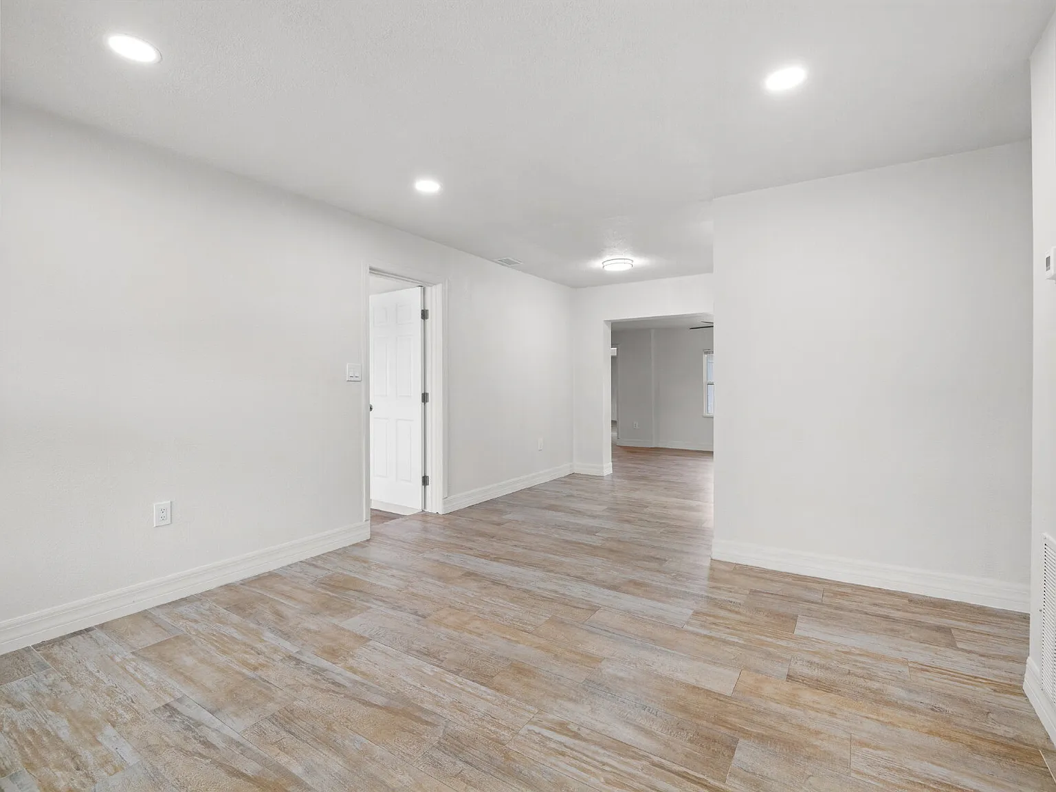 5 bed, 3.0 bath, 1957 sqft, $2,450 — Photo 3